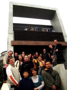 ドイツの建築家たちと門型の家の前で　2007.11.27