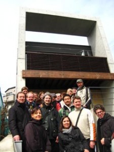 ドイツの建築家たちと門型の家の前で　2008.03.10