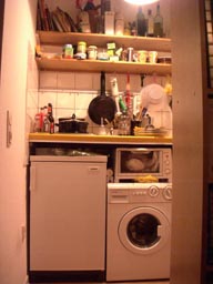 小さな台所にある小さな洗濯機